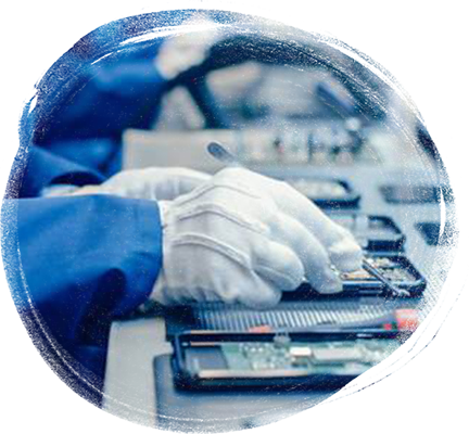 Serviser radi na profesionalnoj obnovi telefona